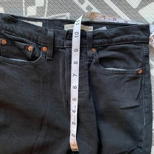 Black Levi’s wedgie straight crop jeans